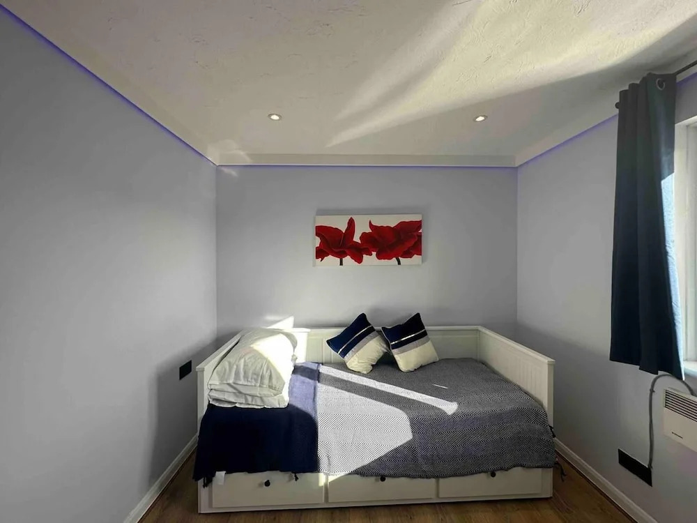 Remarkable 2-bed House in Northolt