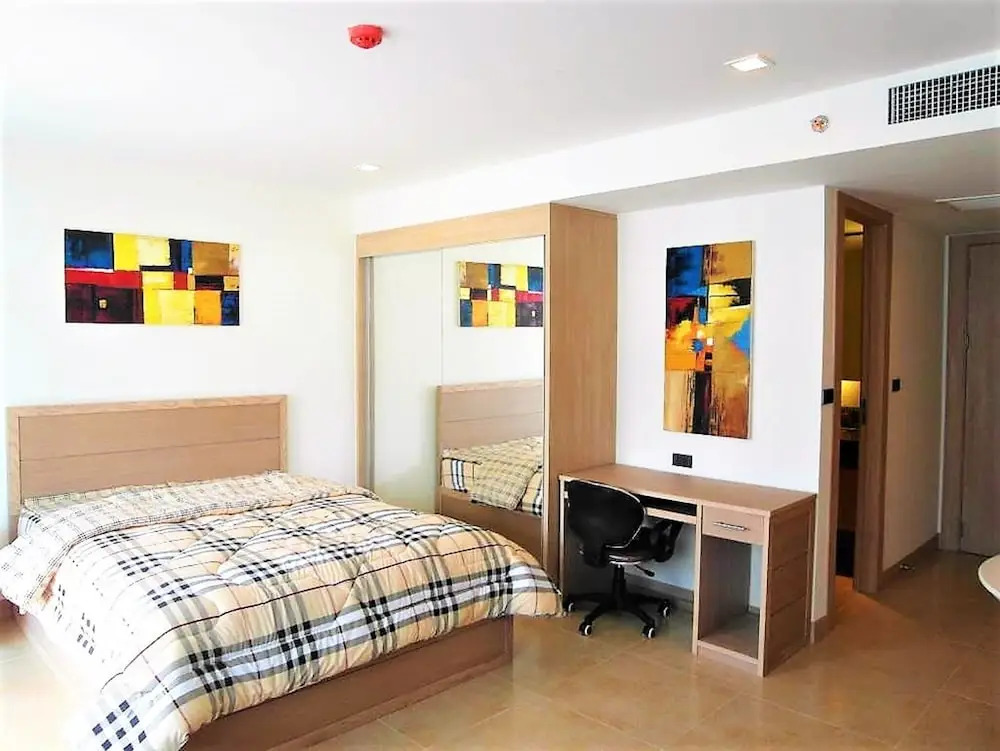 The Cliff sea & Pool Views Studio Apartment Pratumnak Pattaya