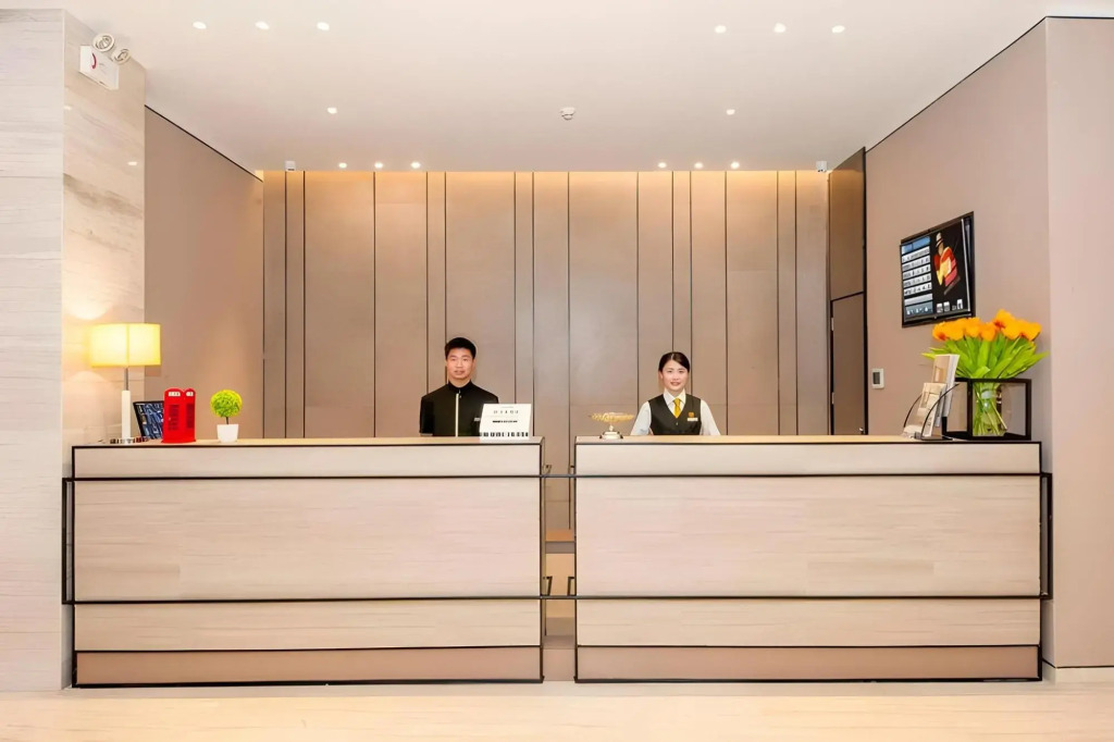 Home Inn Plus Wuhan Xiaopinmao Xudong Metro Station