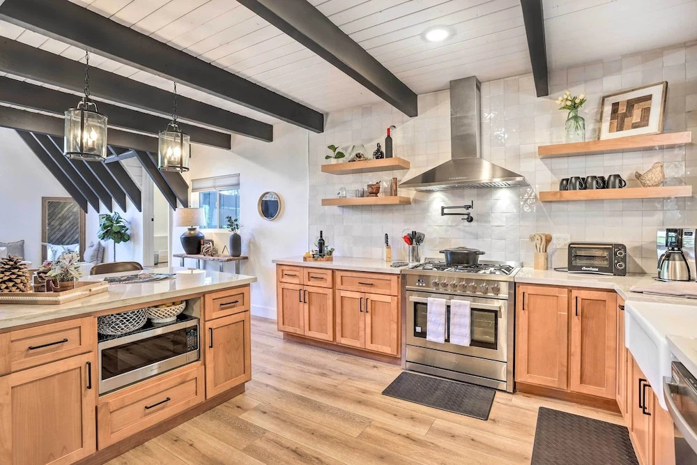 Luxe Timberland Villa w/ Lake Arrowhead Access