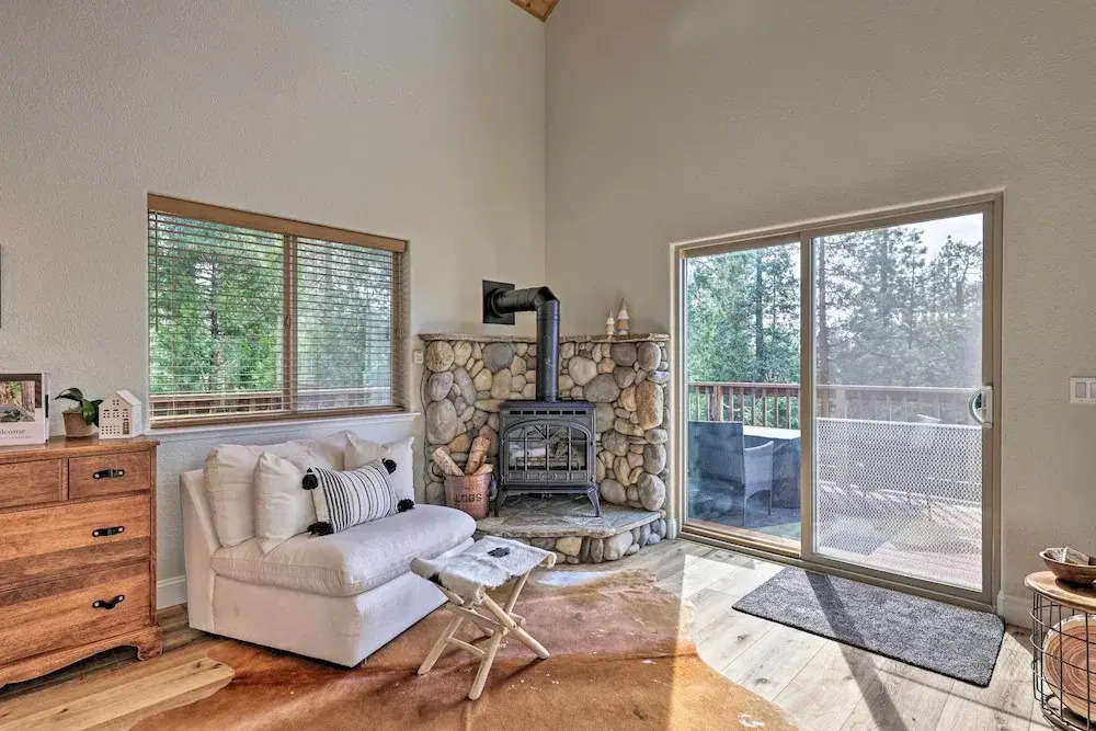 Near Hiking + Wineries: Arnold Cabin w/ Deck