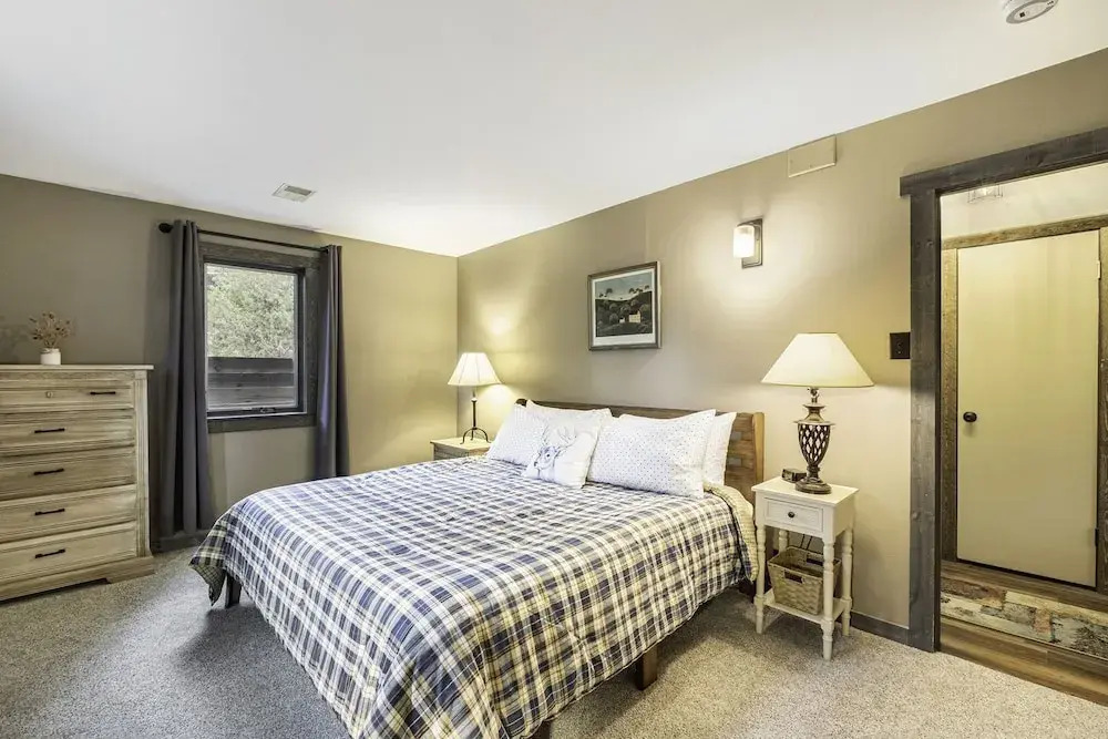 Aspen View Getaway - Monthly Long-term Vacation Rental 30+ Days -- Estes Park 4 Bedroom Home by RedAwning