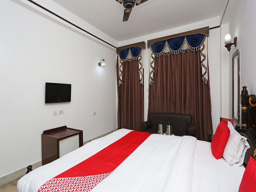 OYO Capital O 5879 Radha Damodar Residency