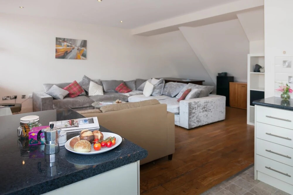 Luxury 3BR Penthouse Suite with Rooftop Terrace