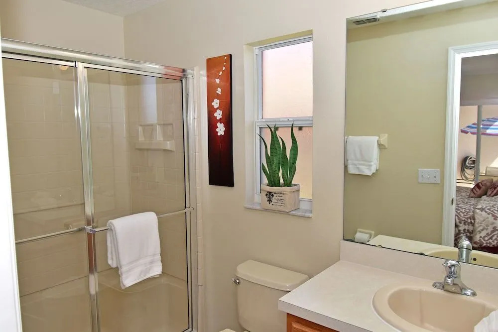 136CAR The Oasis 4 Br home by RedAwning