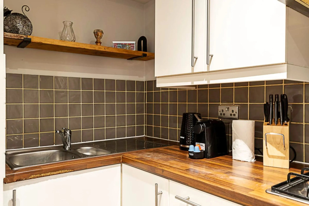 Cosy Garden Flat in Prestigious Residential Area