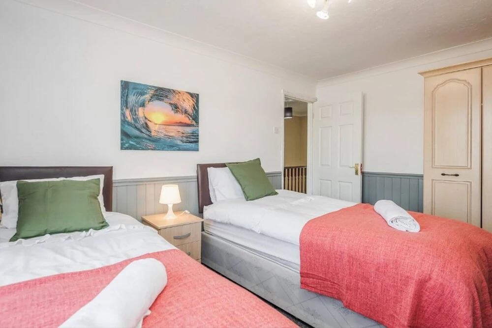 Cosy 3 Bedroom Home With Wifi, Parking & Garden