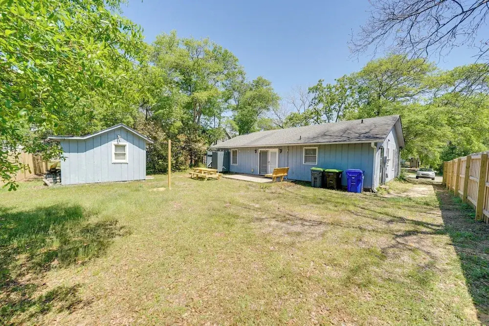 7 Blocks to the Beach: Family Oak Island Retreat
