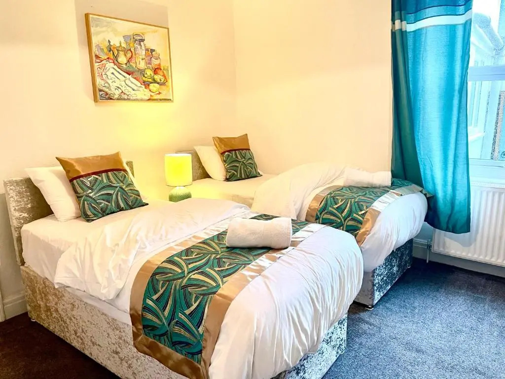 3 bedroomed house for up to 7 people, close to The Hoe, Barbican & City Centre