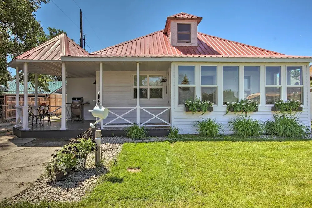 Charming Choteau Cottage: Ski & Fish Nearby!