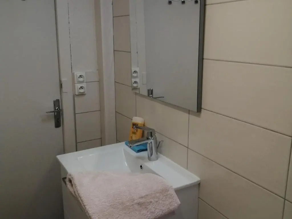 Maison de charme à Arfeuilles pour randonnées - FR-1-489-52