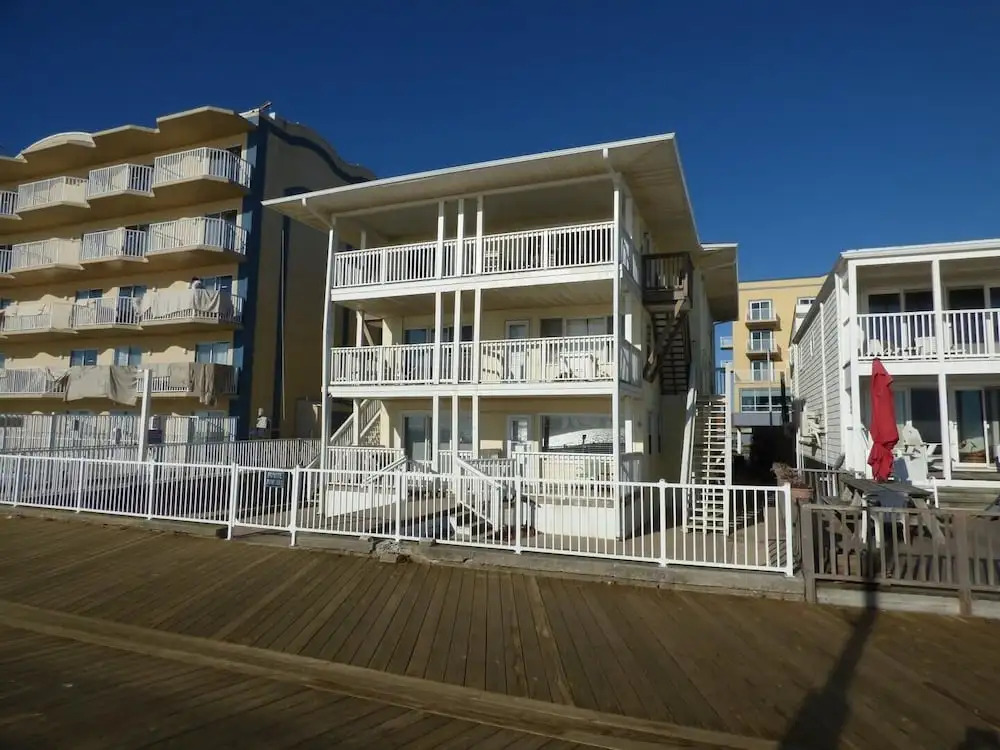 Alameda 6 1 Bedroom Condo by RedAwning