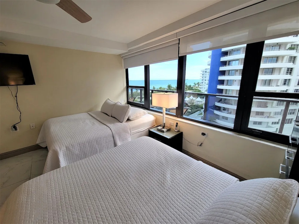 Alexander 807 5 Bedroom Apts by RedAwning