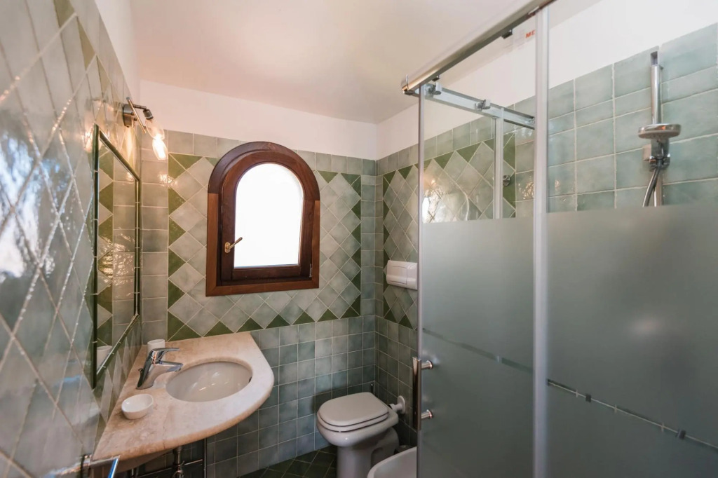 The apartment has 2 bedrooms , 2 bathrooms, lounge with sofa bed, equipped kitchen with also dishwas-PERLACEA 33