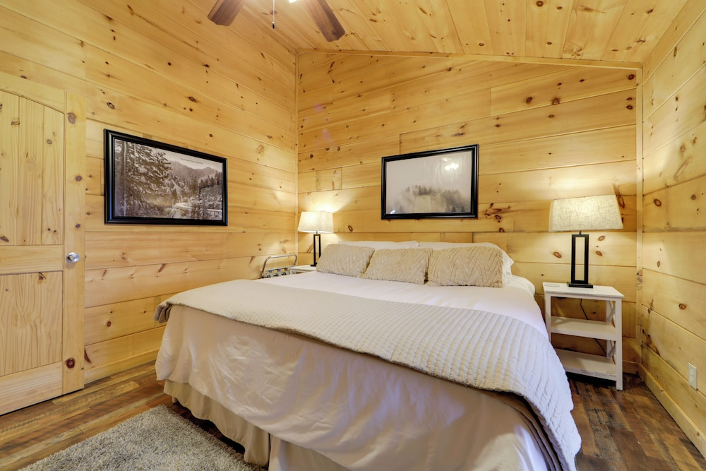 Soaking Tub! Creekside Couples Haven in Cosby