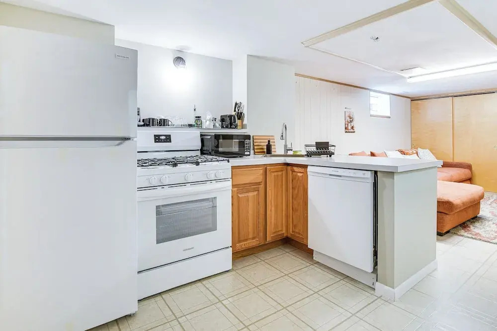 Pet-friendly Abode, 2 Mi to Dtwn Evanston!