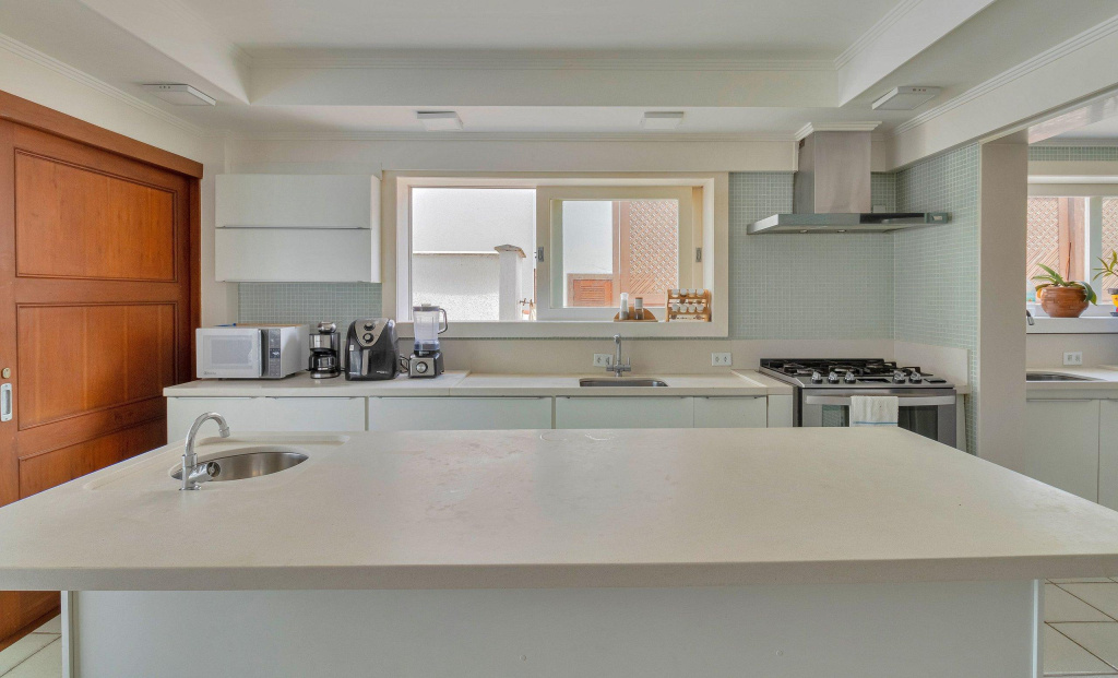 Mansão Pé na Areia da Ferradura Por Luxury Rentals