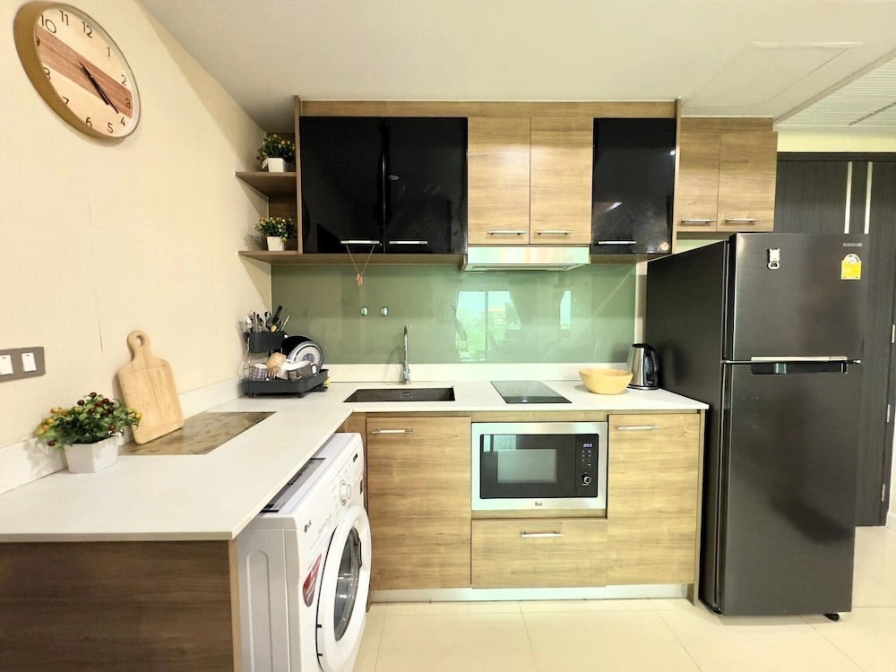 Stylish Low-floor 2-bedroom Sea-view Condo at Dusit Grand Condo View
