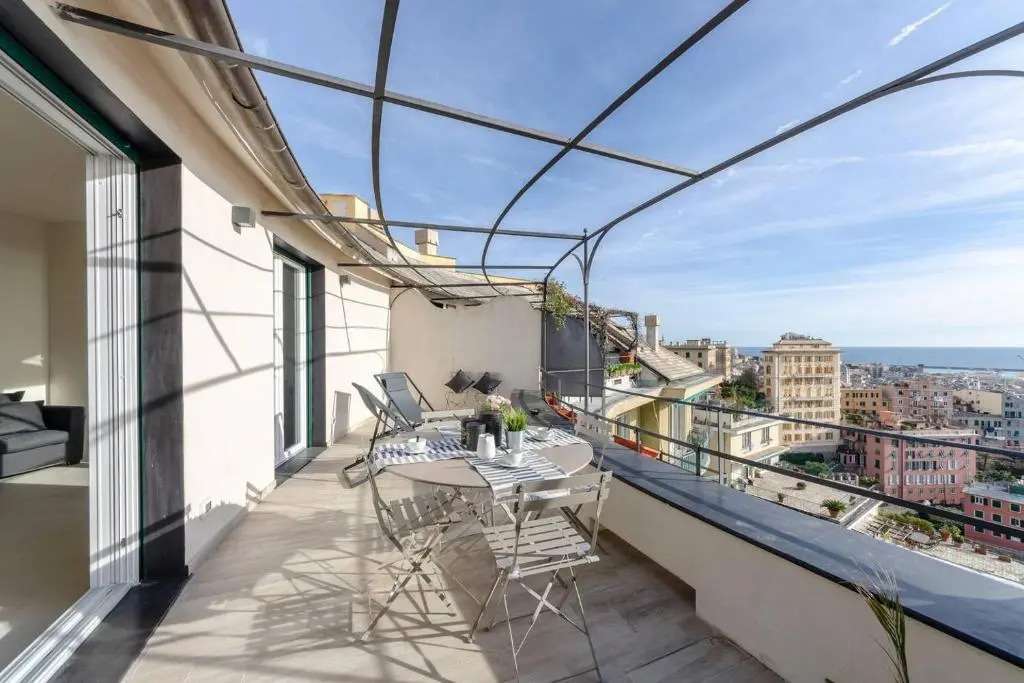 ALTIDO Exclusive Flat for 8, with Stunning City and SeaView