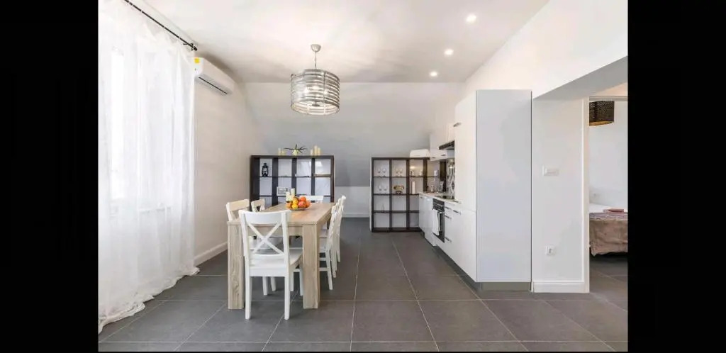 Just Like This - Cityapartment with Netflix