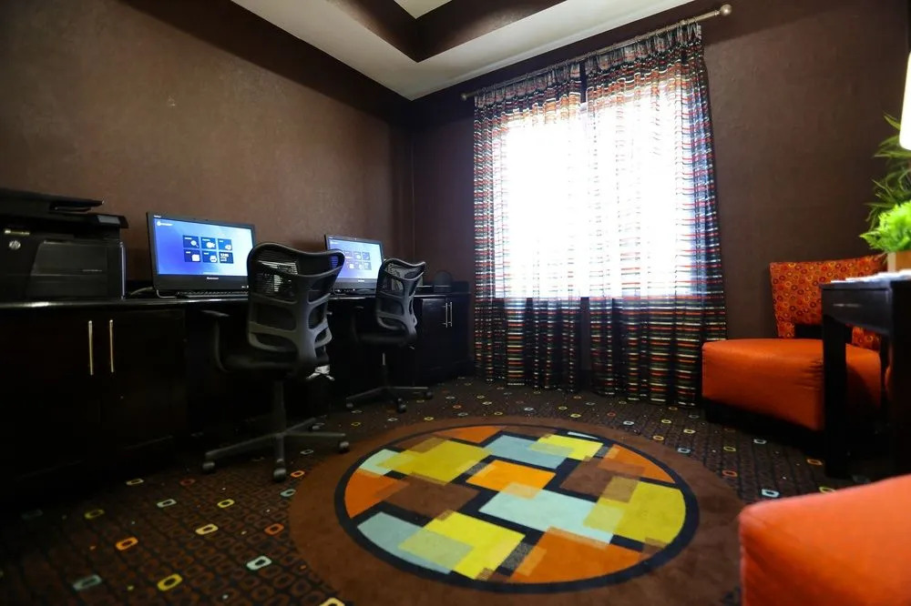 Holiday Inn Express & Suites Dallas W - I-30 Cockrell Hill