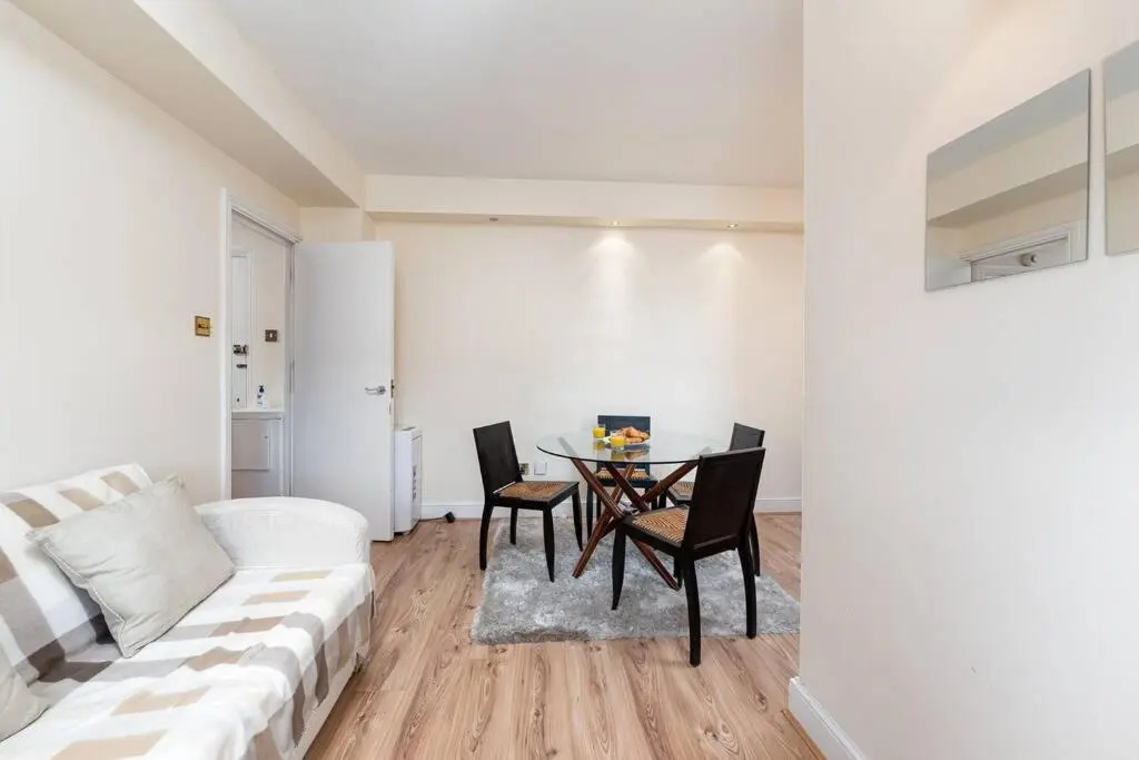 CAPITAL One Bedroom Flat Chelsea Cloisters 724