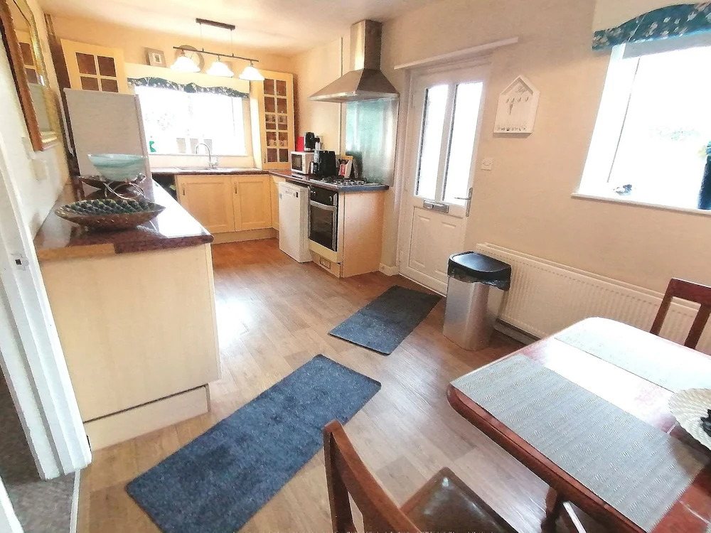 Lovely 2-bed Cottage in Pencarreg