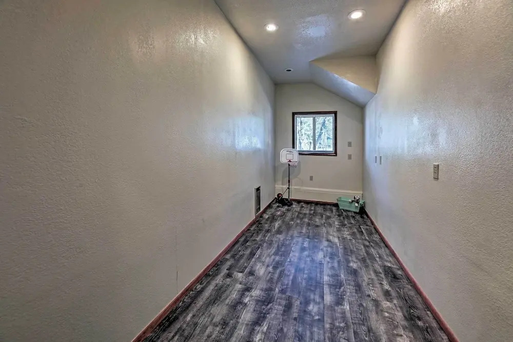 2 Decks & Game Room: Expansive Family Cabin