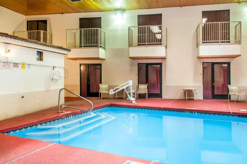 Econo Lodge West - Coors Blvd