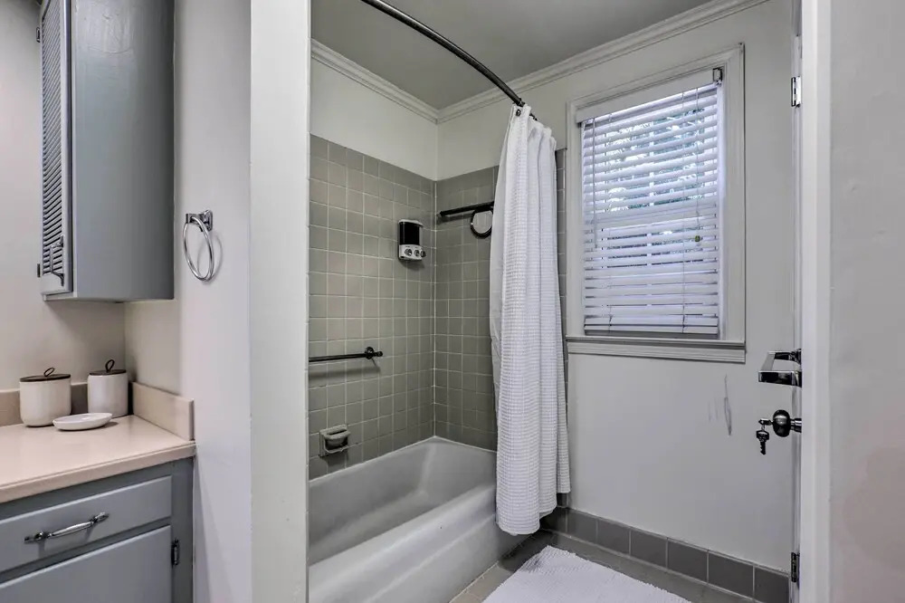 Walk to Broad St: Central Thomasville Condo
