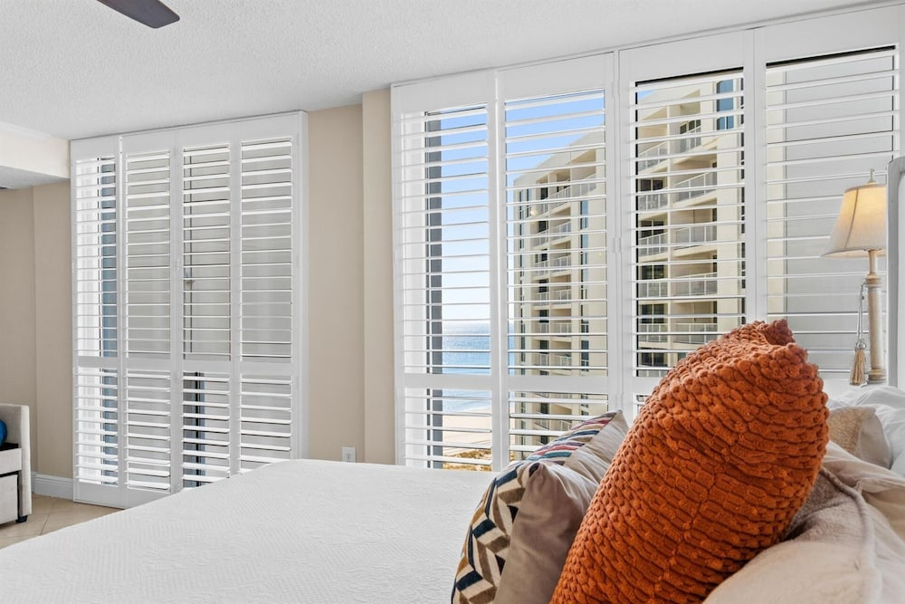 Shoreline Towers 1086 3 Bedroom Condo