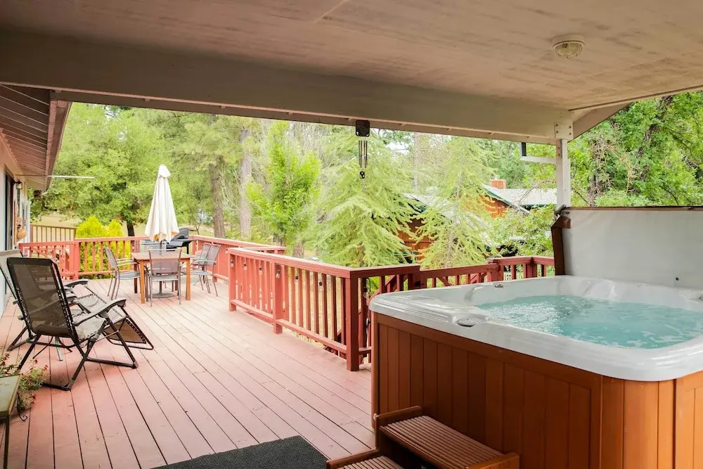 Deck & Bbq: Rustic Groveland Home!