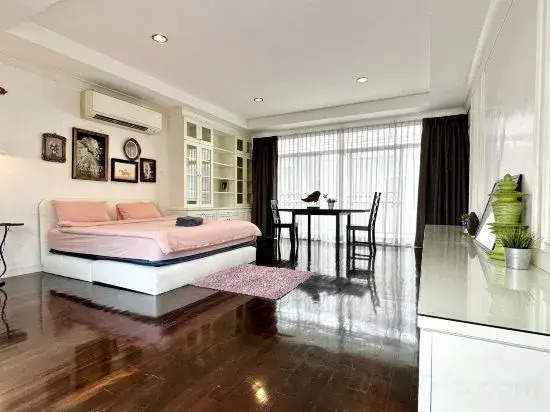 Five bedrooms pool villa