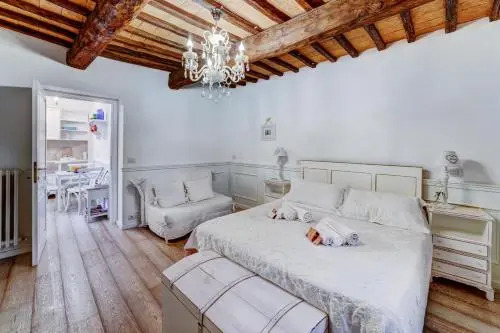 La Casa Bianca with parking and view