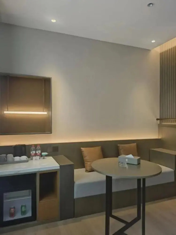 World Hotel (Jinan CBD Dingjiazhuang Subway Station)