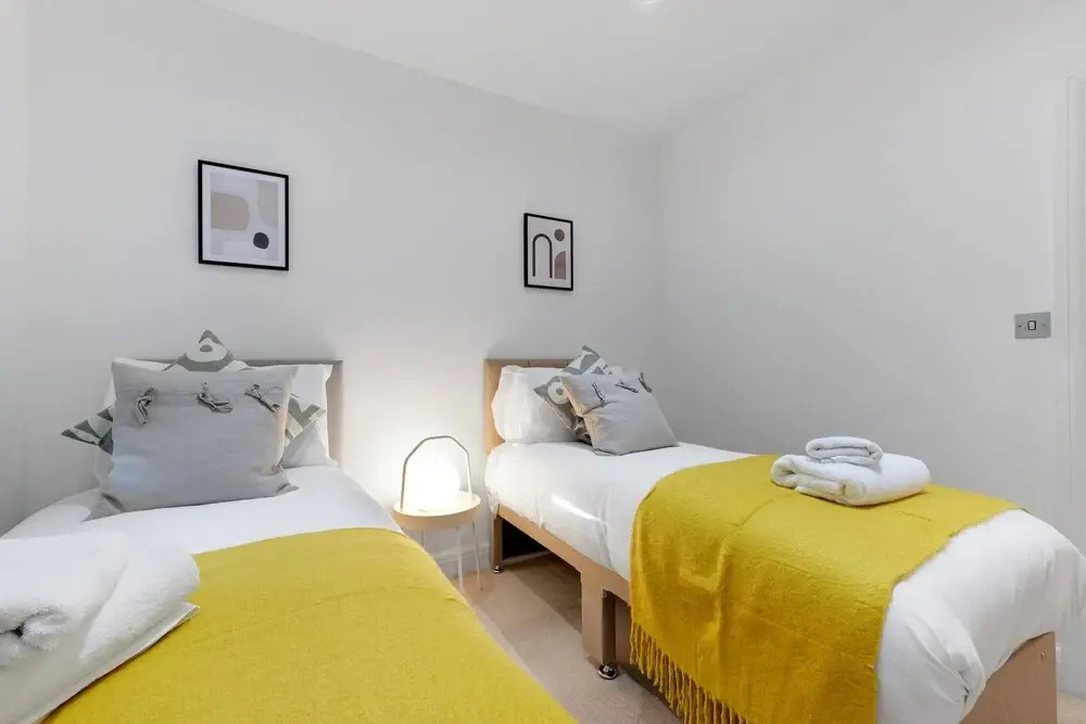 Quirky 3 Bdr 2 Bath Cottage with Parking