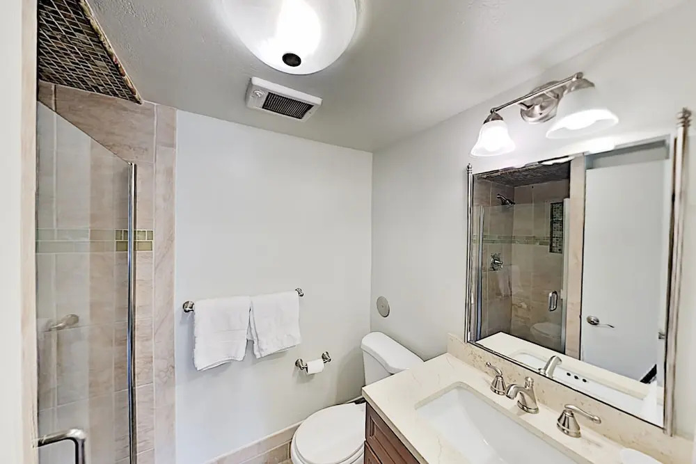 Luxurious Getaway Near Beaver Creek: Sleek Updates 2 Bedroom Condo