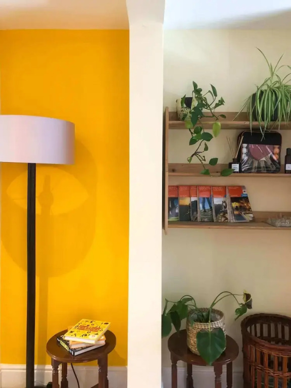 Cheerful 2 Bedroom Family Home With Private Garden