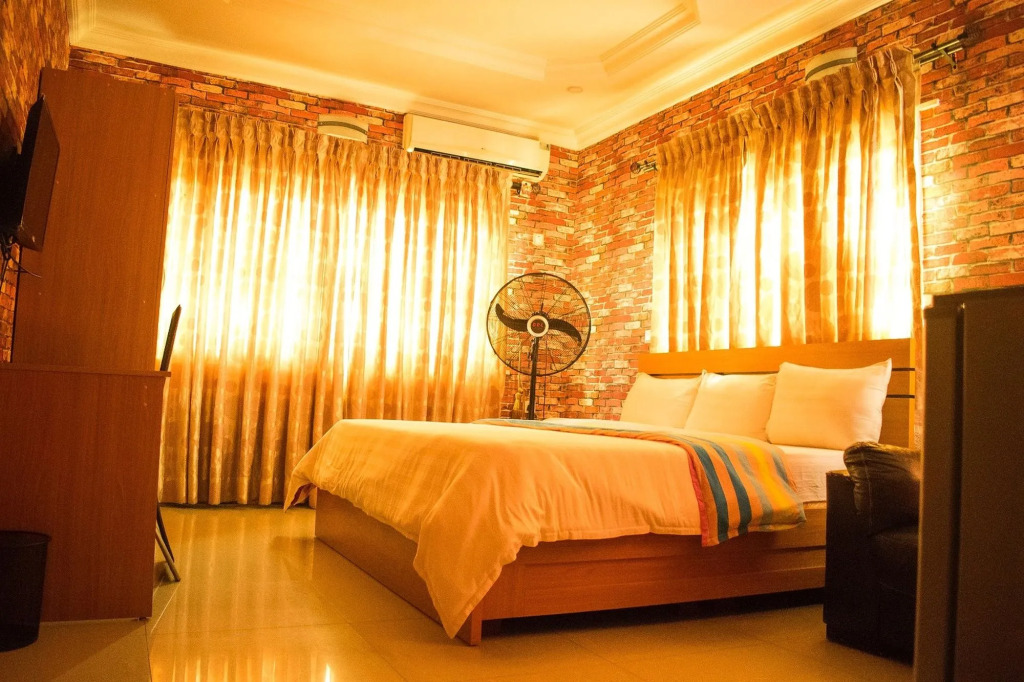 Crestviewers Hotel Ogudu