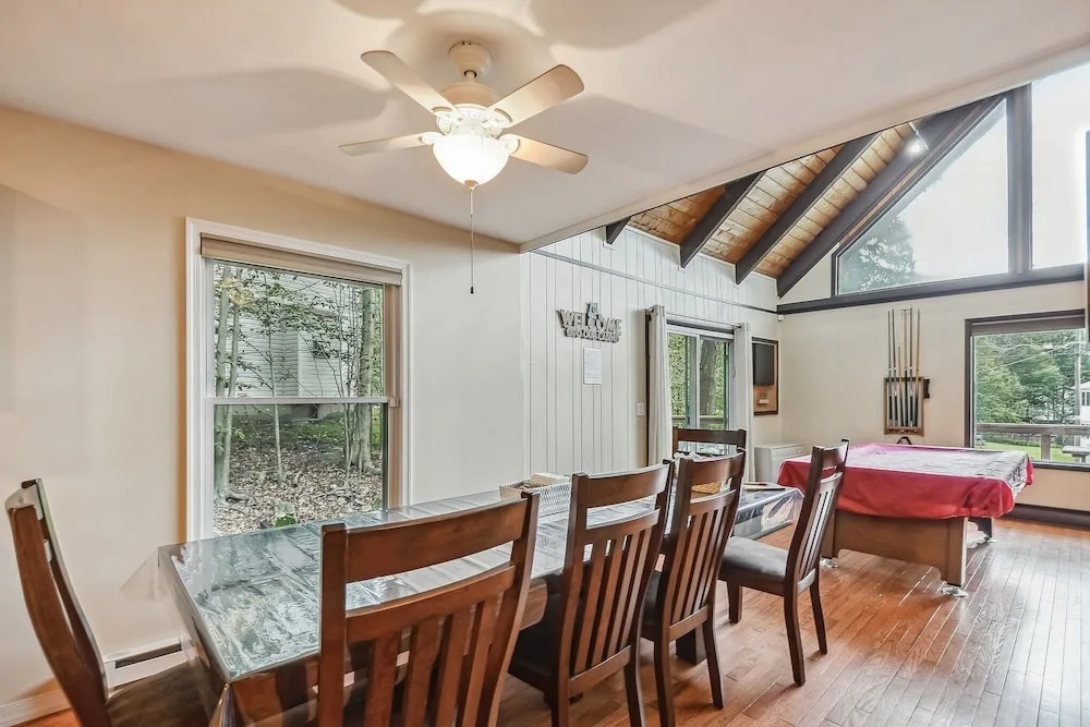 Poconos Chalet Newly Renovated, Great Location 4 Bedroom Home by RedAwning