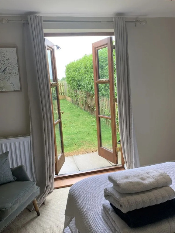 Vineyard Cottage Sleeps 4 with Garden