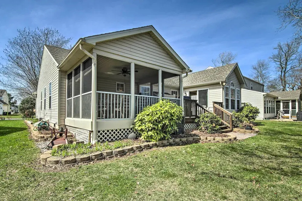 3 Mi to Bethany Beach: Gem w/ Deck & Pool Access