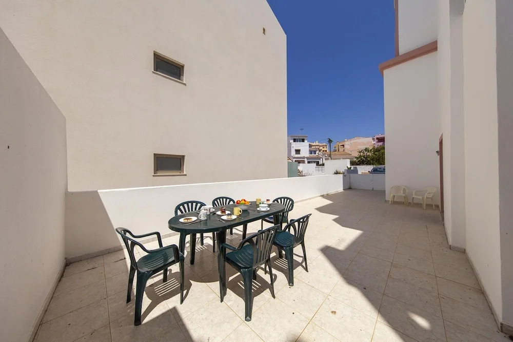 W 01 - Bedroom 1 in Topside Luz Guesthouse