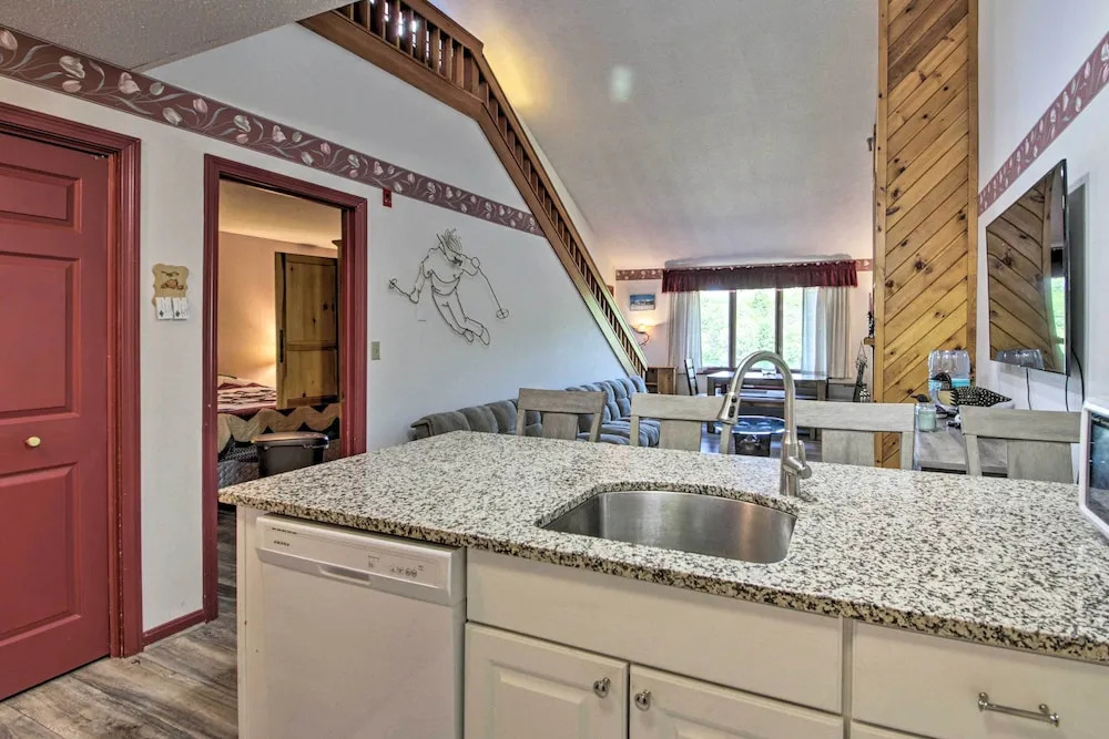 Resort Condo w/ Lake + Pool ~ 5 Mi to Flume Gorge!