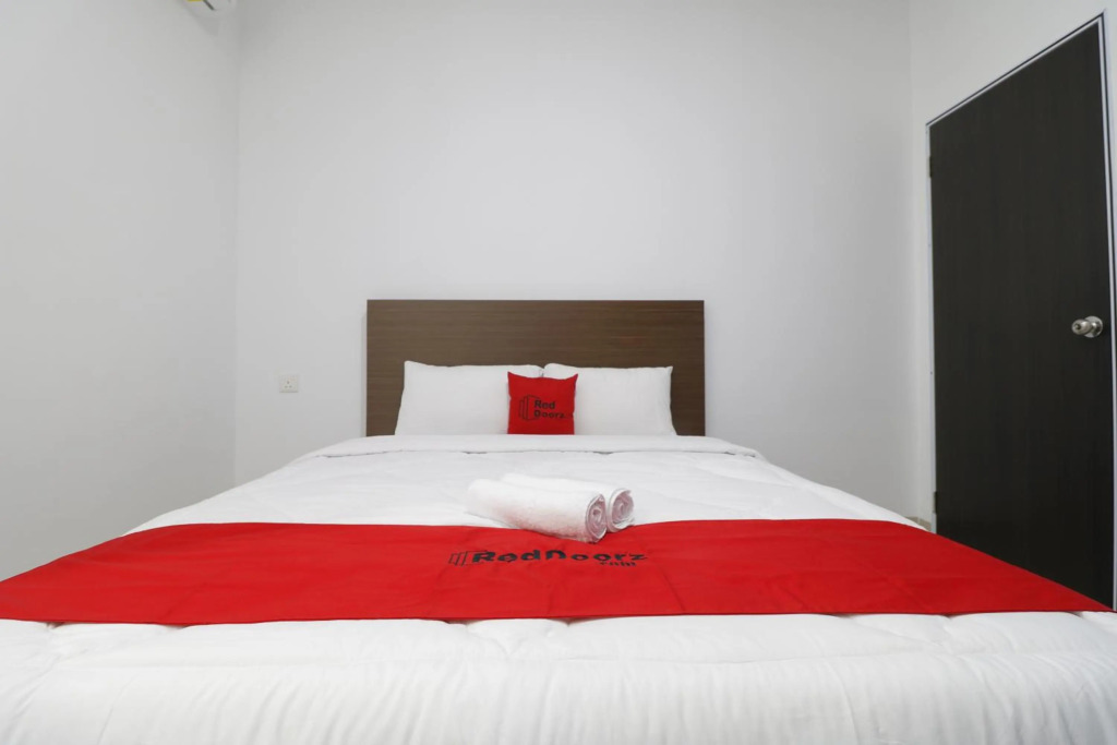 RedDoorz Plus near Kepri Mall