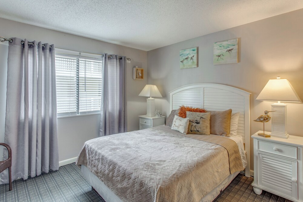 Steps to Ocean: Convenient Myrtle Beach Townhome!
