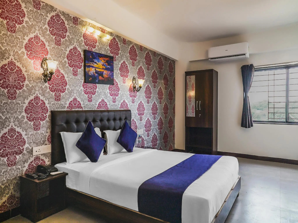 OYO Flagship 24491 Kharadi