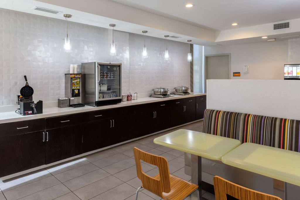 La Quinta Inn & Suites by Wyndham Tulsa Downtown - Route 66