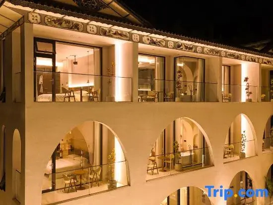 Half Moon Bay Waterscape Resort Homestay (Dali Erhai Ecological Corridor Store)