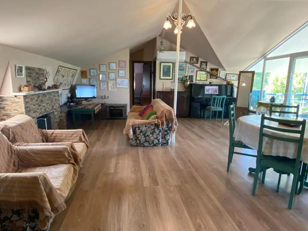 Nino's Veranda Apartment